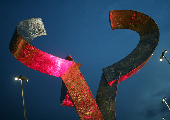 Foto på statyn Rymdfångaren. En lång krok i metall som är riktad mot himlen.