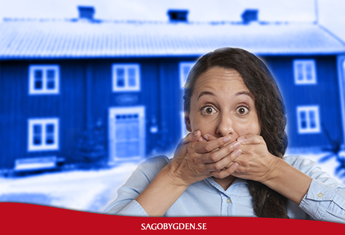 En kvinna står framför ett långt blått hus med, hon är chockad med händerna för munnen.