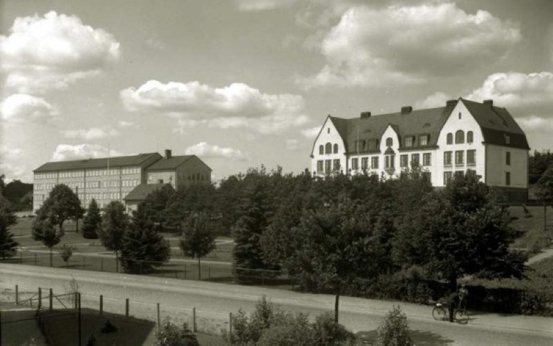 Så här såg den nya Centralskolan (till vänster) invigd 1947 och Samrealskolan ut 1950, foto: Hertzbergs Foto.