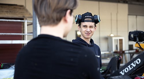 Kille och tjej pysslar vid ett bord